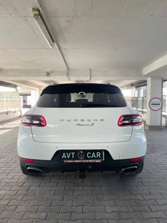 PORSCHE MACAN