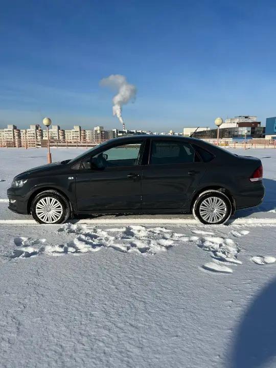 VOLKSWAGEN POLO SEDAN