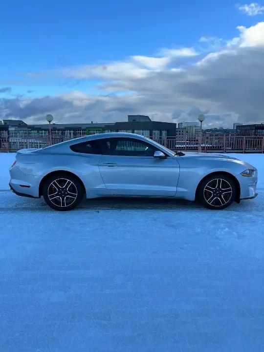 FORD MUSTANG