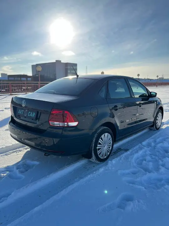 VOLKSWAGEN POLO SEDAN