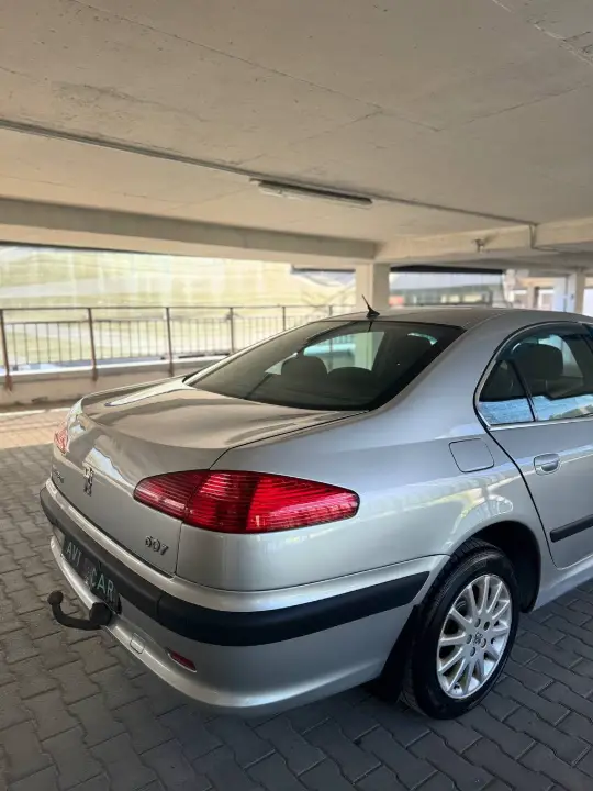 Peugeot 607