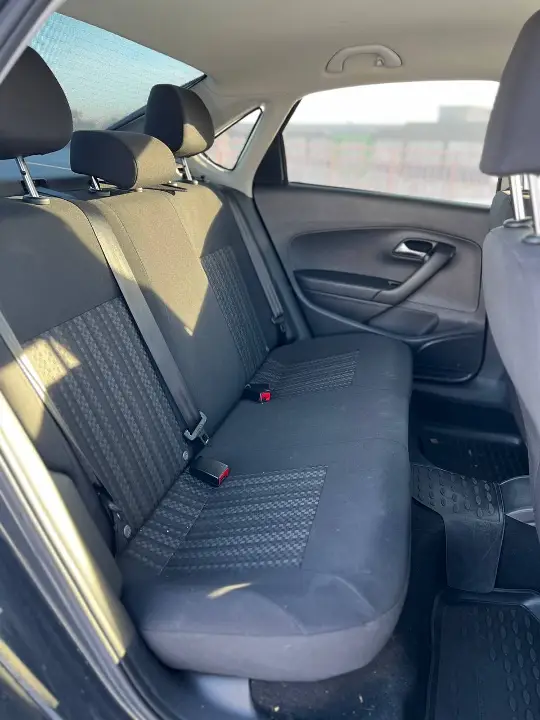 VOLKSWAGEN POLO SEDAN