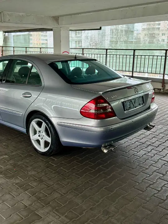 Mercedes-Benz E320
