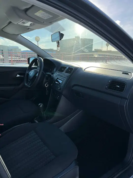 VOLKSWAGEN POLO SEDAN