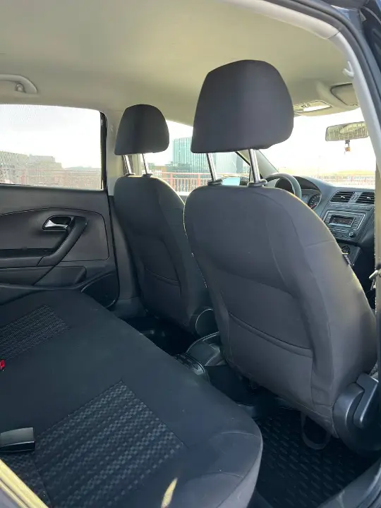 VOLKSWAGEN POLO SEDAN