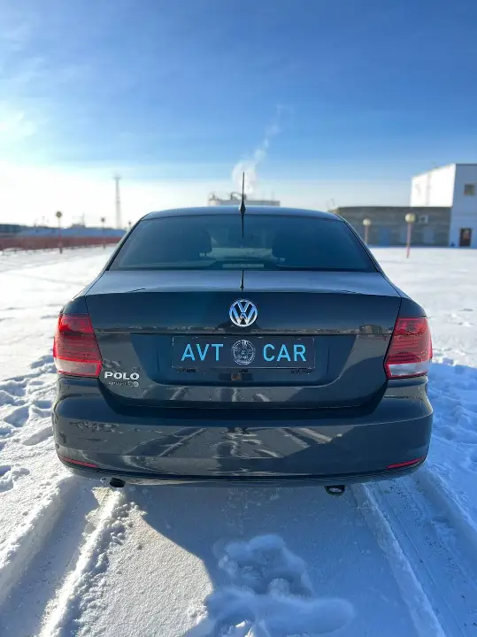 VOLKSWAGEN POLO SEDAN
