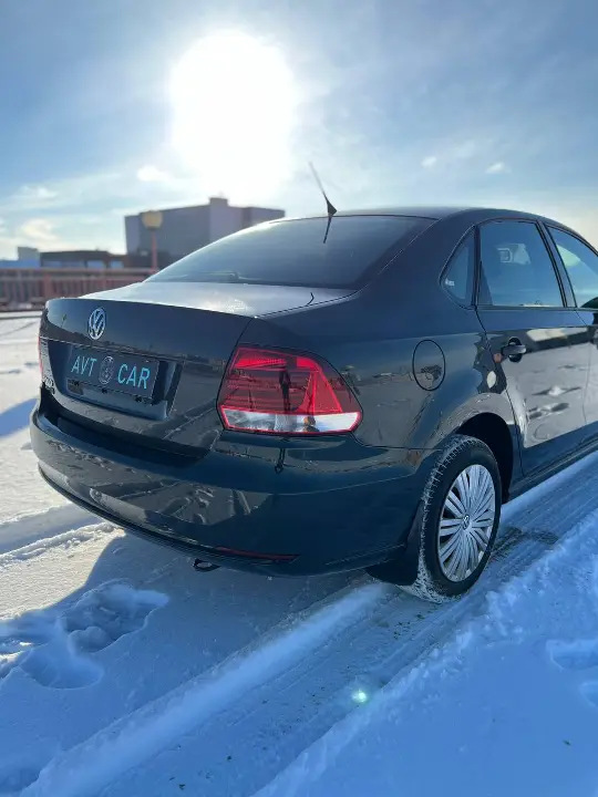 VOLKSWAGEN POLO SEDAN