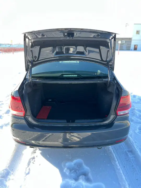 VOLKSWAGEN POLO SEDAN