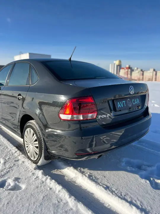 VOLKSWAGEN POLO SEDAN