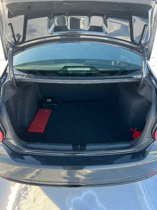 VOLKSWAGEN POLO SEDAN