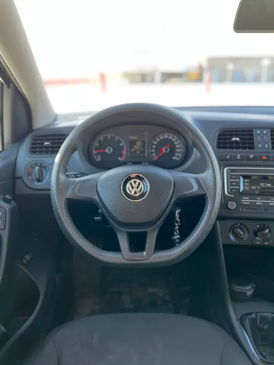 VOLKSWAGEN POLO SEDAN