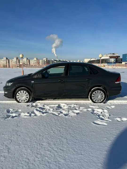 VOLKSWAGEN POLO SEDAN