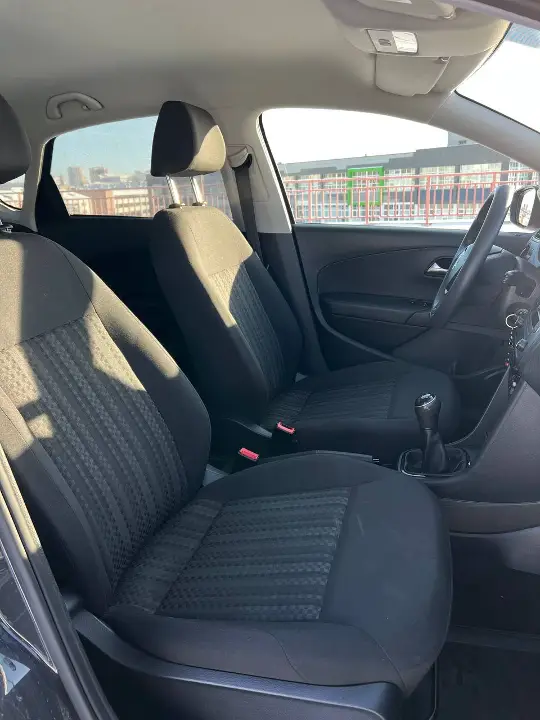 VOLKSWAGEN POLO SEDAN