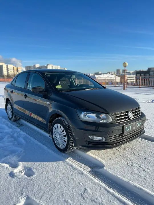 VOLKSWAGEN POLO SEDAN
