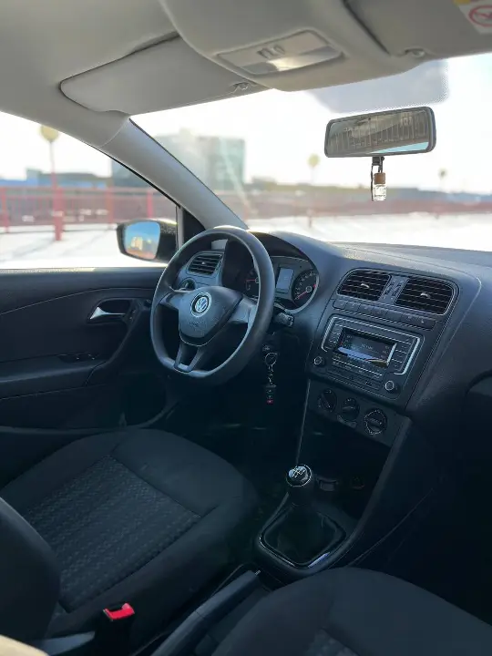 VOLKSWAGEN POLO SEDAN