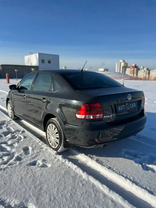 VOLKSWAGEN POLO SEDAN
